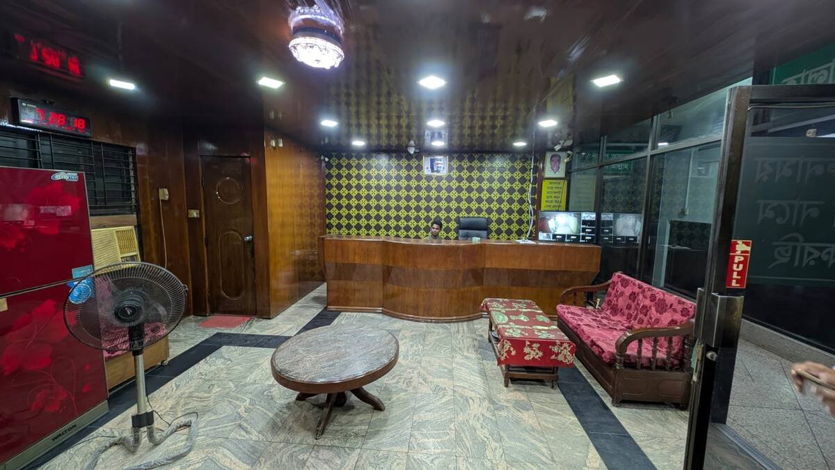 প্রবাসীর হোটেলের রিসেপশন এলাকা